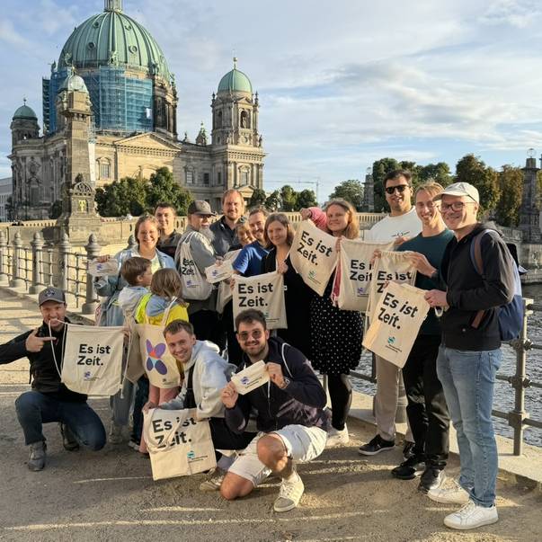 Die Teilnehmer*innen des DACHS-Treffen nach dem Besuch bei der Bundesstiftung Gleichstellung